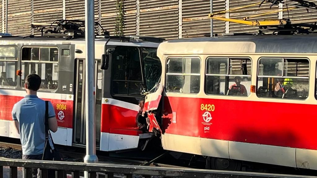 V Praze se srazily dvě tramvaje. Vážně zraněnou řidičku uvedli do umělého spánku