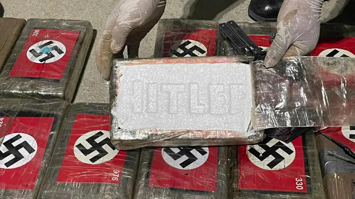 Hlavně nenápadně. Do Evropy posílali kokain maskovaný nacistickou vlajkou