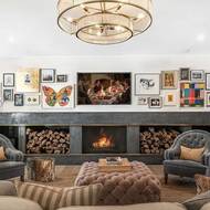 Obložení krbu se v obývacím pokoji trochu atypicky táhne přes celou šíři místnosti.