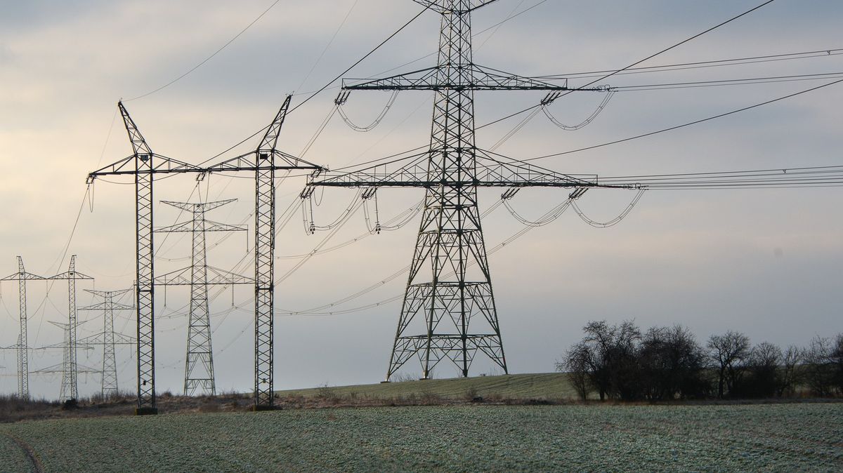 Vrtulník v Polsku strhl nad hlavami lidí dráty vysokého napětí
