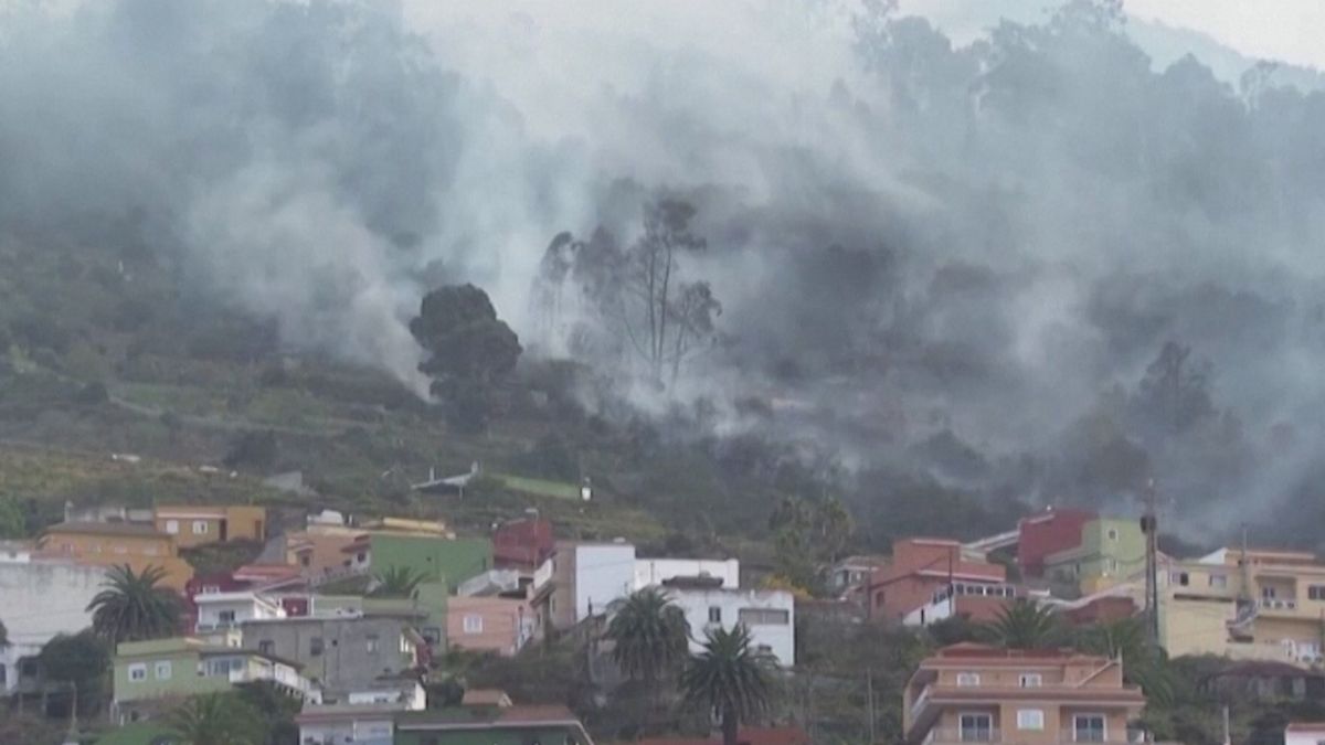 Požár na Tenerife vyhnal z domovů 3000 lidí