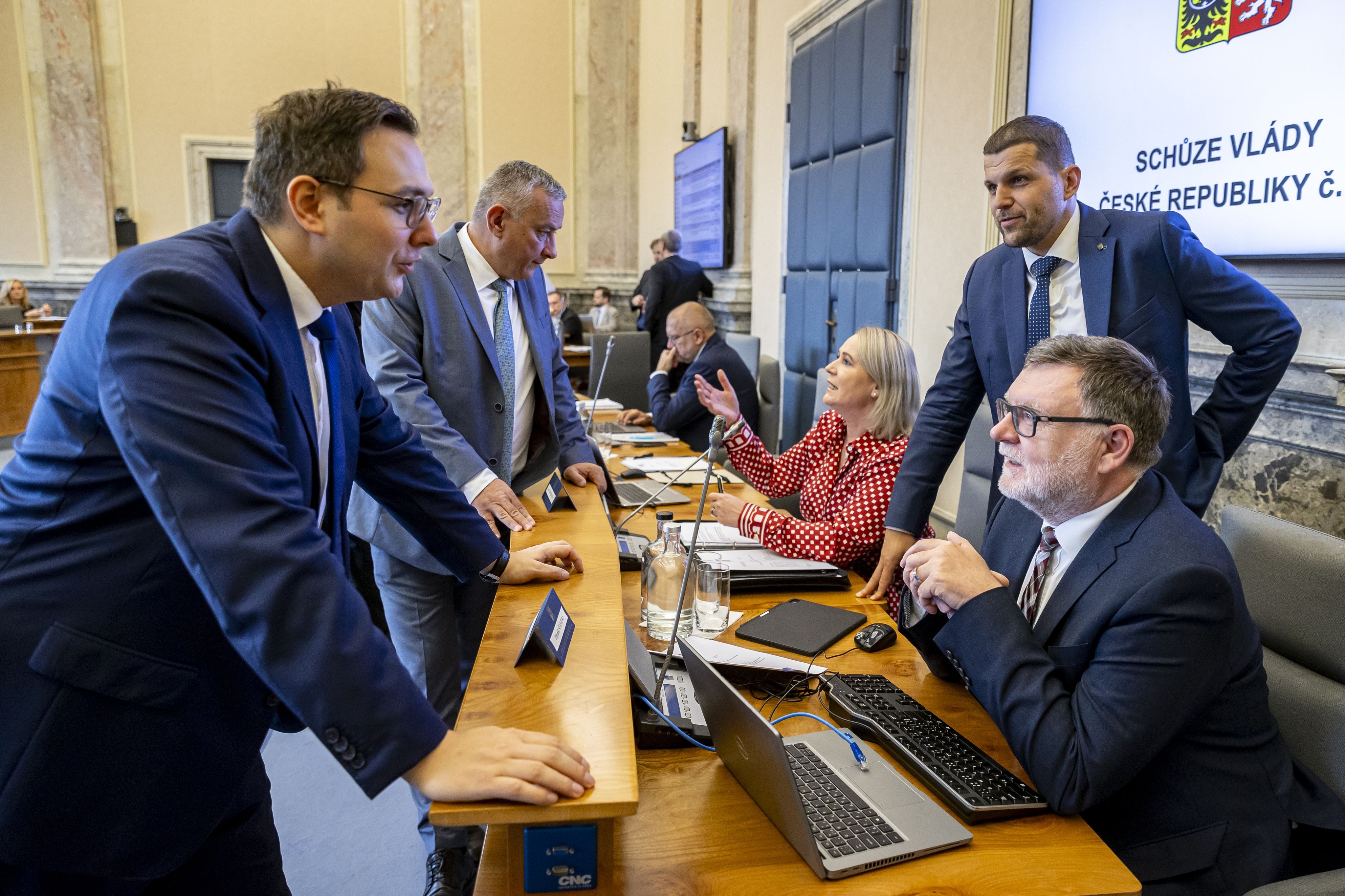 Zleva Jan Lipavský, Jozef Síkela, Jana Černochová, Petr Hladík a Zbyněk Stanjura 1. listopadu 2023 před jednáním vlády.
