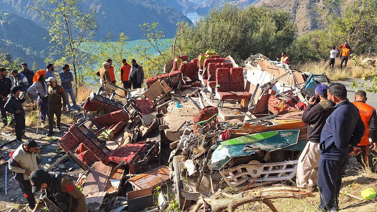 Nehoda autobusu v indickém Kašmíru, 30 mrtvých