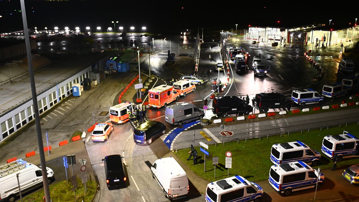 Na letiště v Hamburku vjel ozbrojený muž. Ve voze drží dvě děti