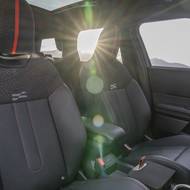 Interiér nabízí červené dekory a sportovně tvarovaná sedadla.