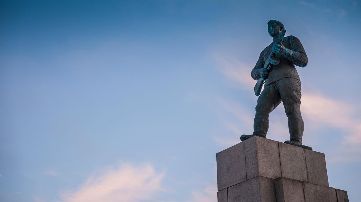 U pomníku Rudé armády v norském městě se strhla bitva věnců