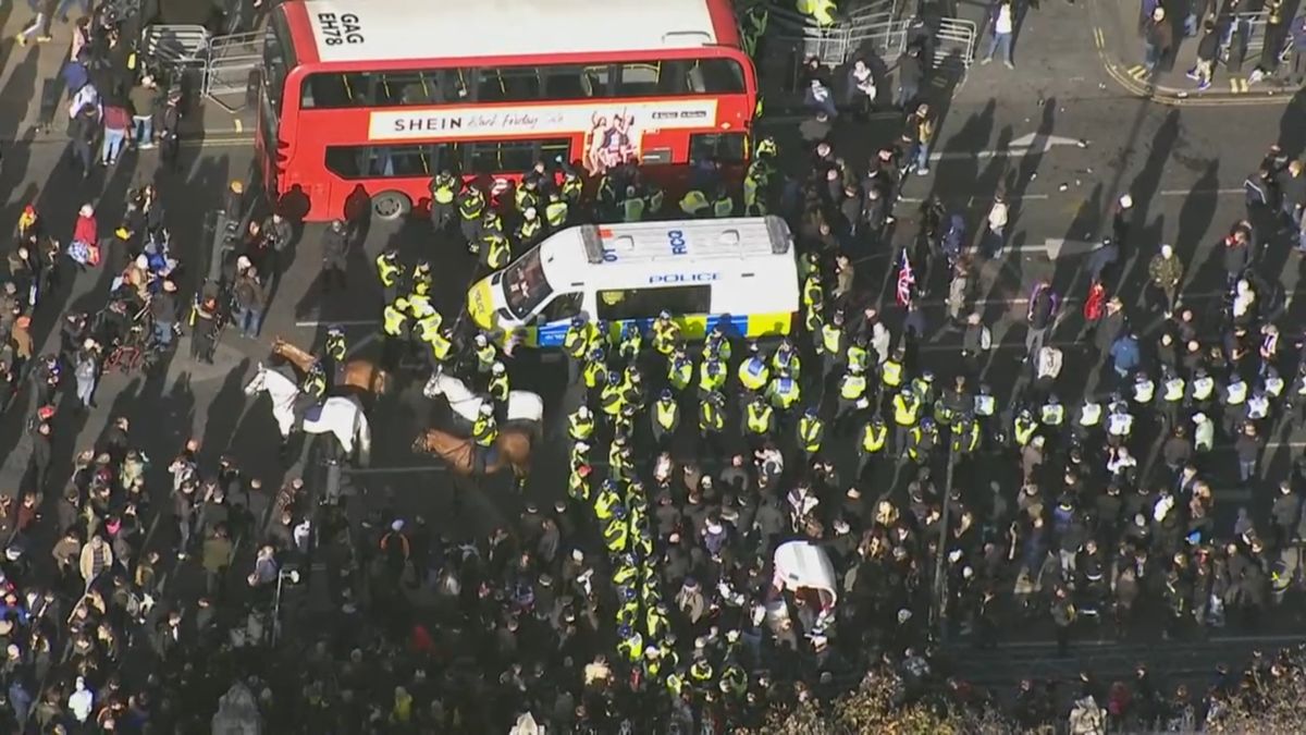 300 tisíc propalestinských demonstrantů pochodovalo Londýnem. Policie zasahovala
