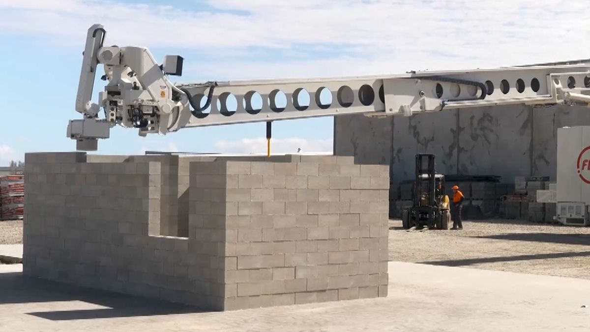 Zeď z 500 tvárnic za hodinu a se dvěma lidmi, to dokáže nejpokročilejší zdicí robot na světě