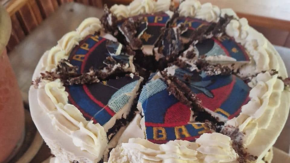Kurýr doručil ruským pilotům na absolventské setkání velký otrávený dort