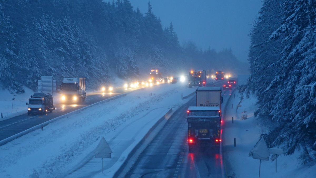 Hromadná nehoda zablokovala v sobotu večer dálnici D1, sněžit má na Vysočině i v neděli