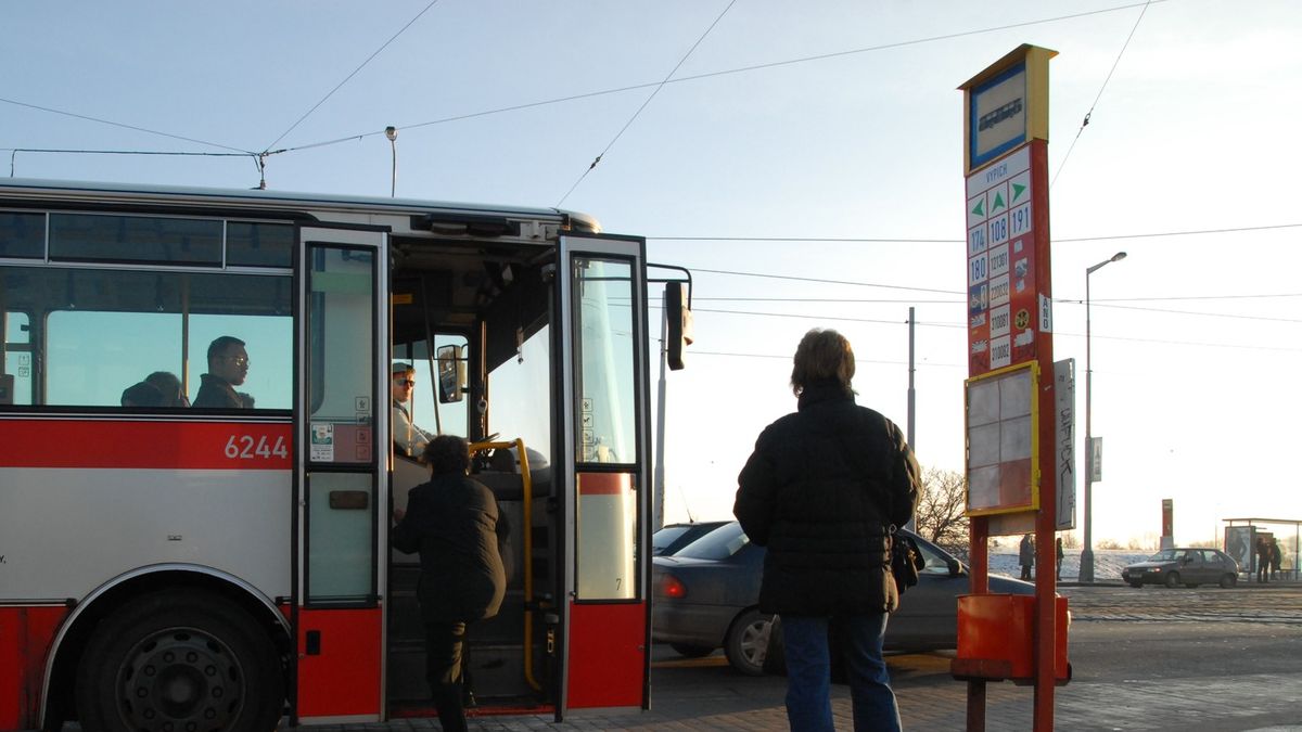 Autistického chlapce z Moravy děsily autobusy z dočasné zastávky pod okny. Přesun o 55 metrů trval přes tři roky