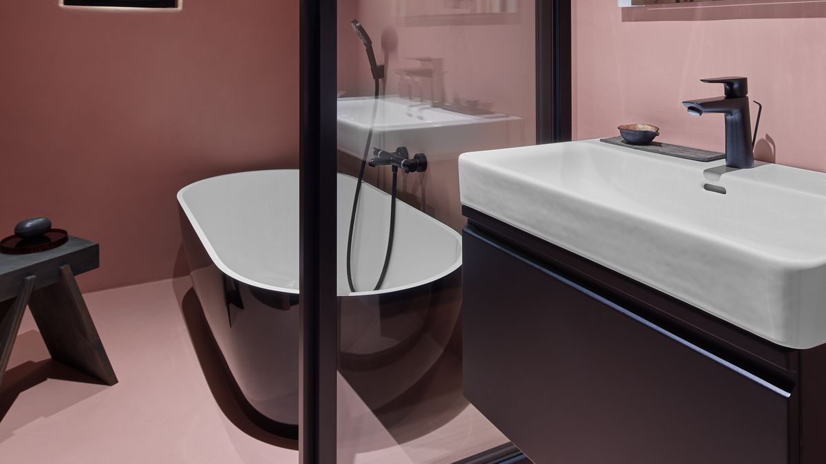 Nejvýraznějším prvkem částečné proměny bytu je koupelna v růžové a černé barvě
