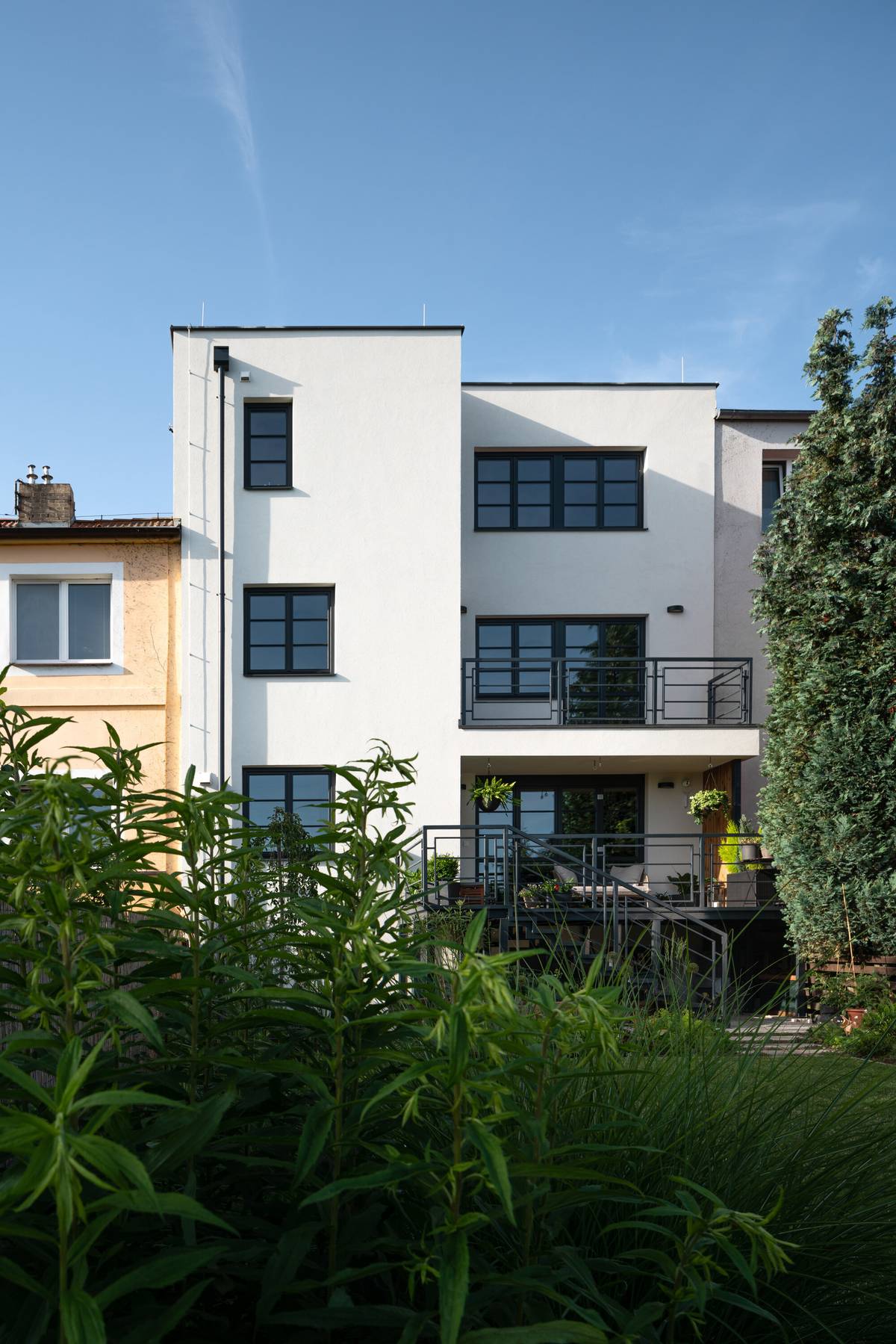 Dům má předzahrádku i zahradu.