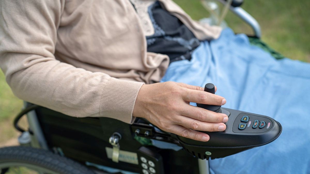 Bezohledný řidič v Pittsburghu vrazil na přechodu do vozíčkářky a ujel