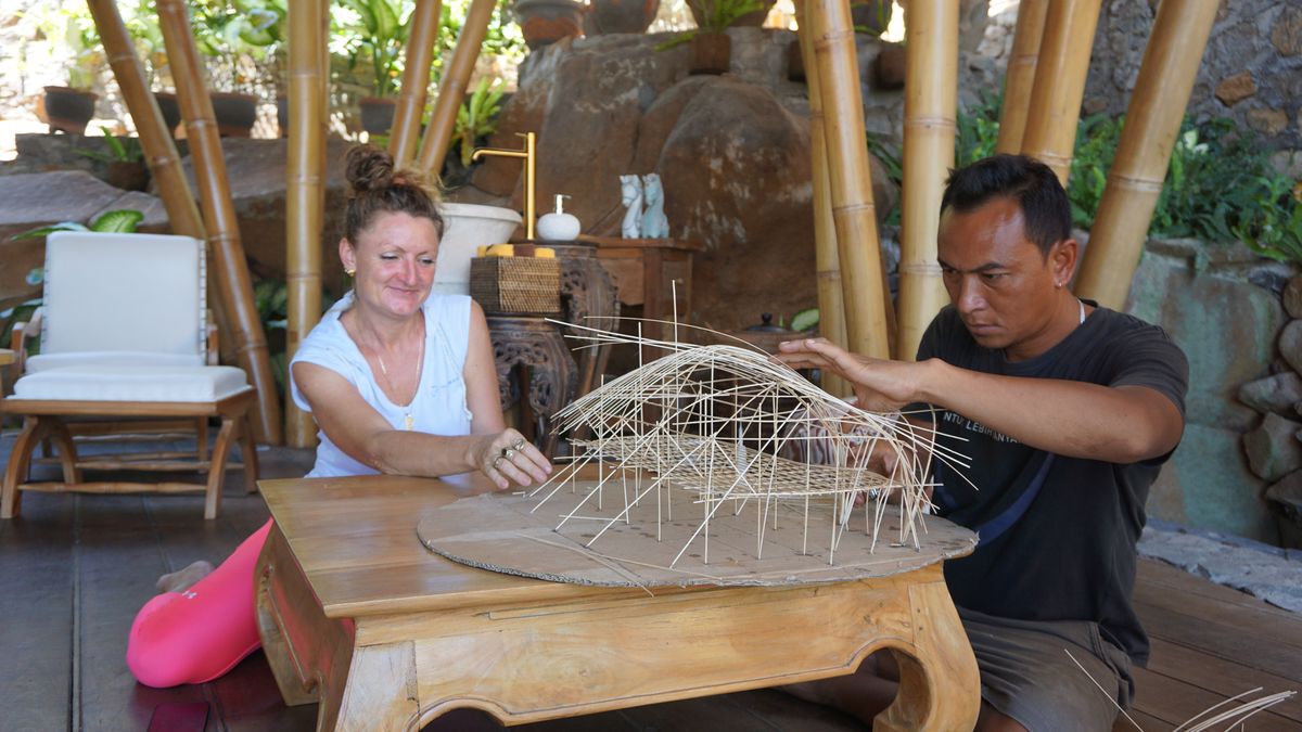 Češka staví na Bali z bambusu. Přírodní materiál si nemůže vynachválit