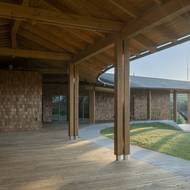 Zastřešená terasa umožňuje pobyt na čerstvém vzduchu i v nepříznivém počasí.