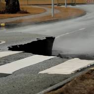 Praskliny během sopečné činnosti v listopadu značně poškodily některé silnice