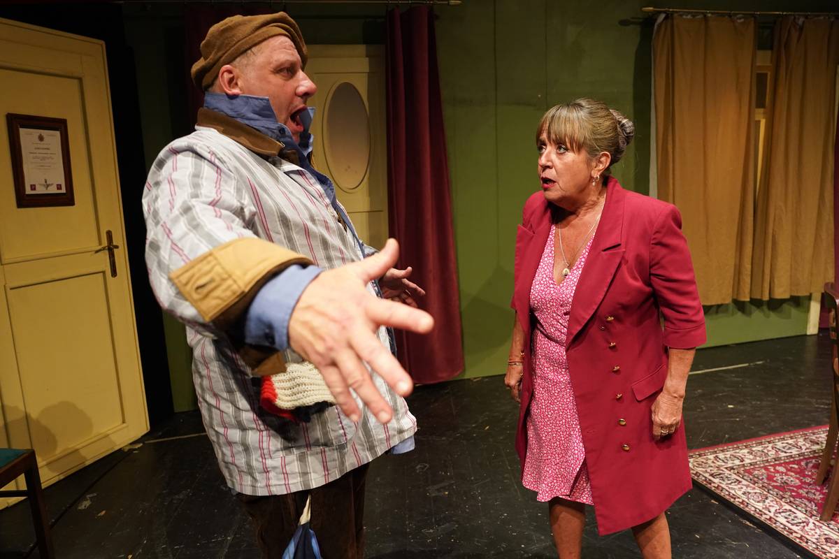 Radek Holub rozehrává v první části večera studii Fredovy drsné arogance vůči okolí. Rosalinda Barbory Hrzánové si s ním však ví rady.