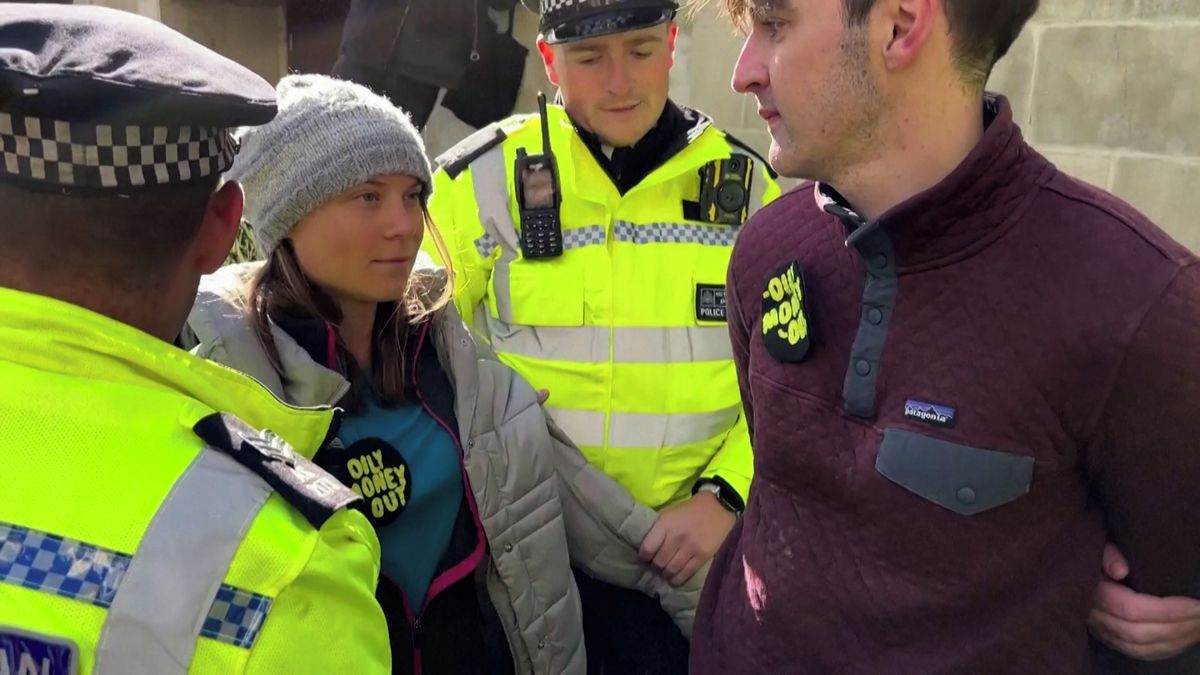 Greta Thunberg ble arrestert av politiet under en protest