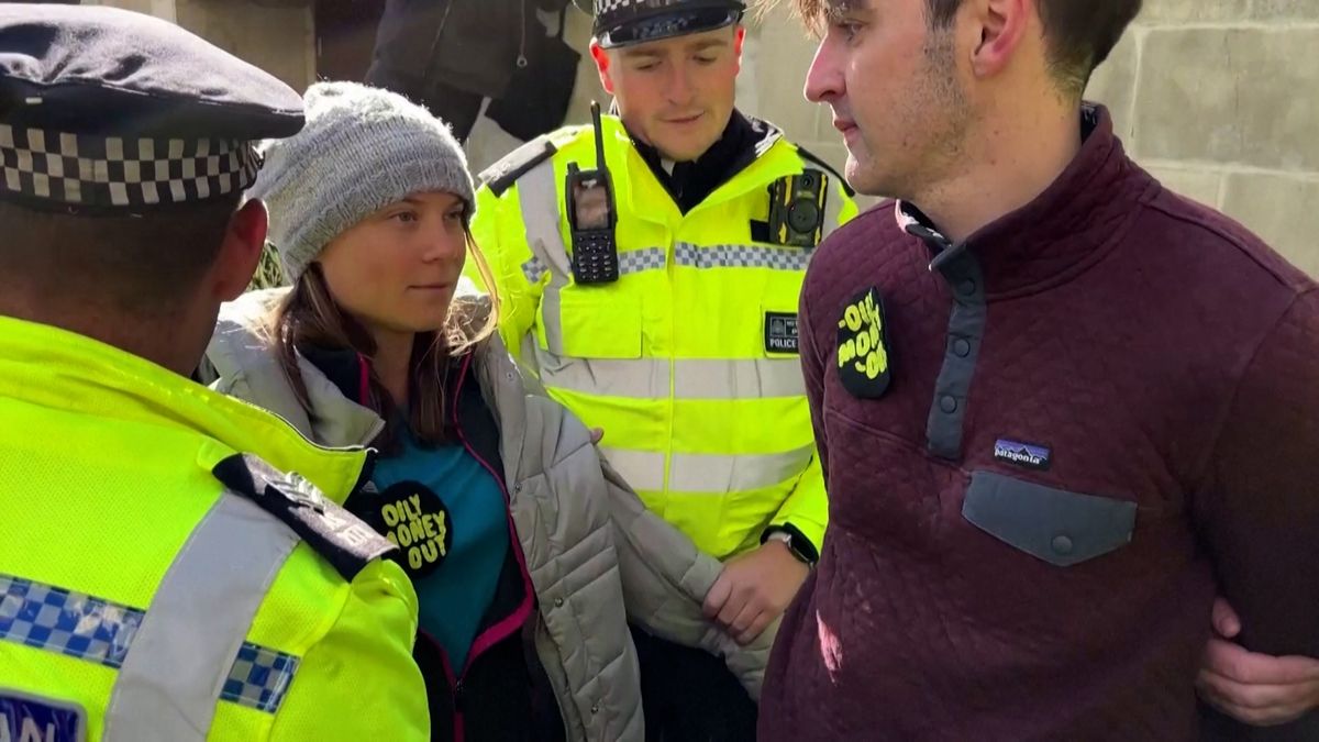 Gretu Thunbergovou zadržela při demonstraci policie