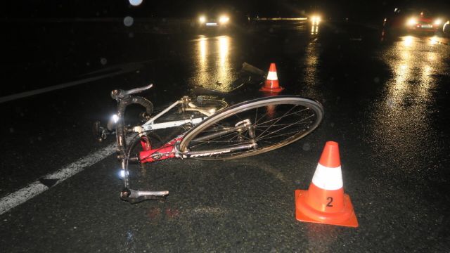 Jedno auto cyklistu na Přerovsku srazilo, druhé do něj narazilo