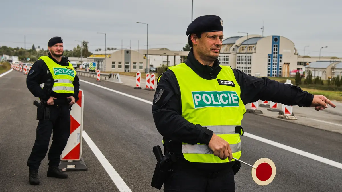 Na pokutách dlužil téměř čtvrt milionu. Při silniční kontrole přišel o značky