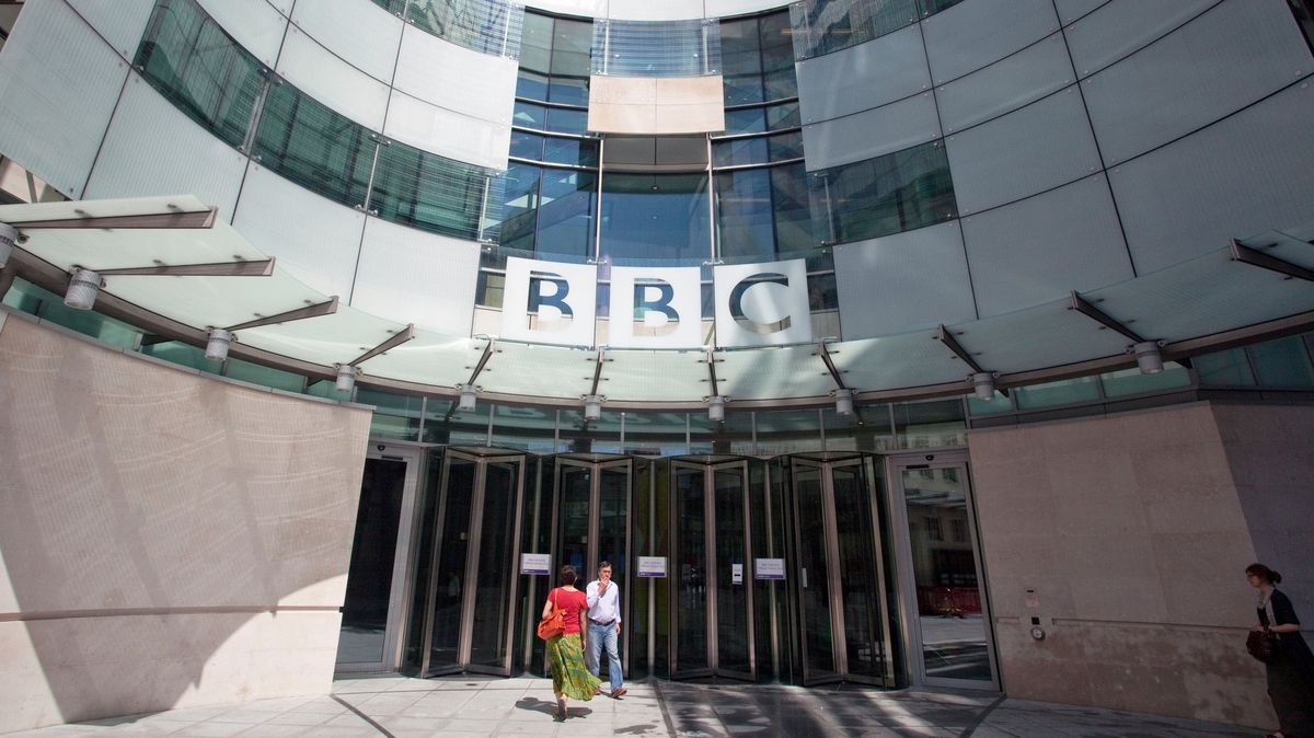Rasistická zaměstnankyně BBC popírala holokaust a šířila antisemitismus nejhrubšího zrna