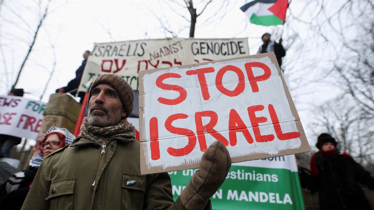 FOTO: Před soudem v Haagu se sešli proizraelští a propalestinští demonstranti