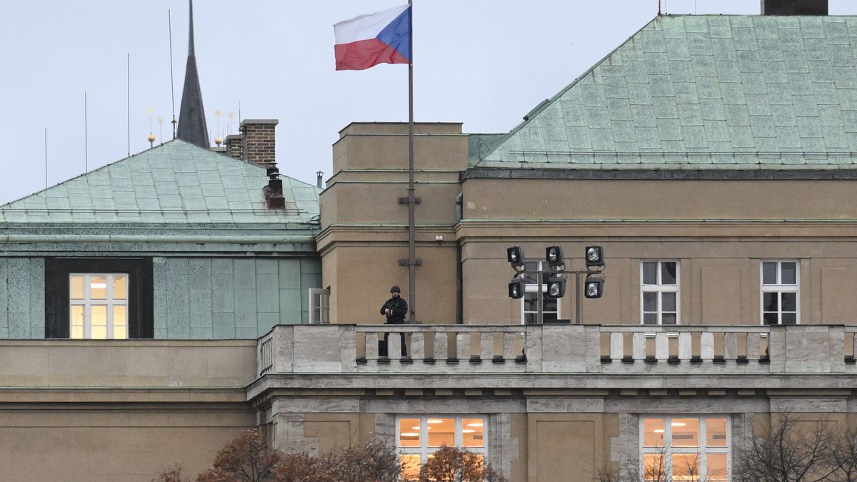 Slyšeli jsme, jak za námi vylezl ven. Studentka popsala, jak lidé skákali z římsy dolů