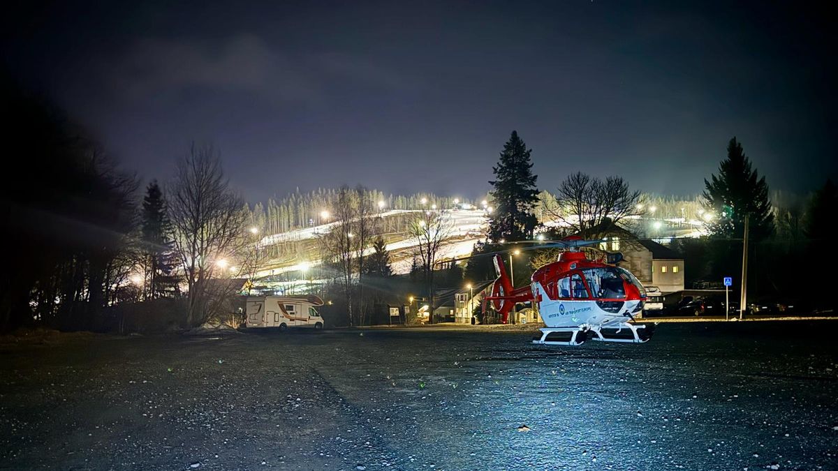 Třináctiletý lyžař v Jeseníkách přepadl přes zábradlí a zřítil se ze šesti metrů na parkoviště