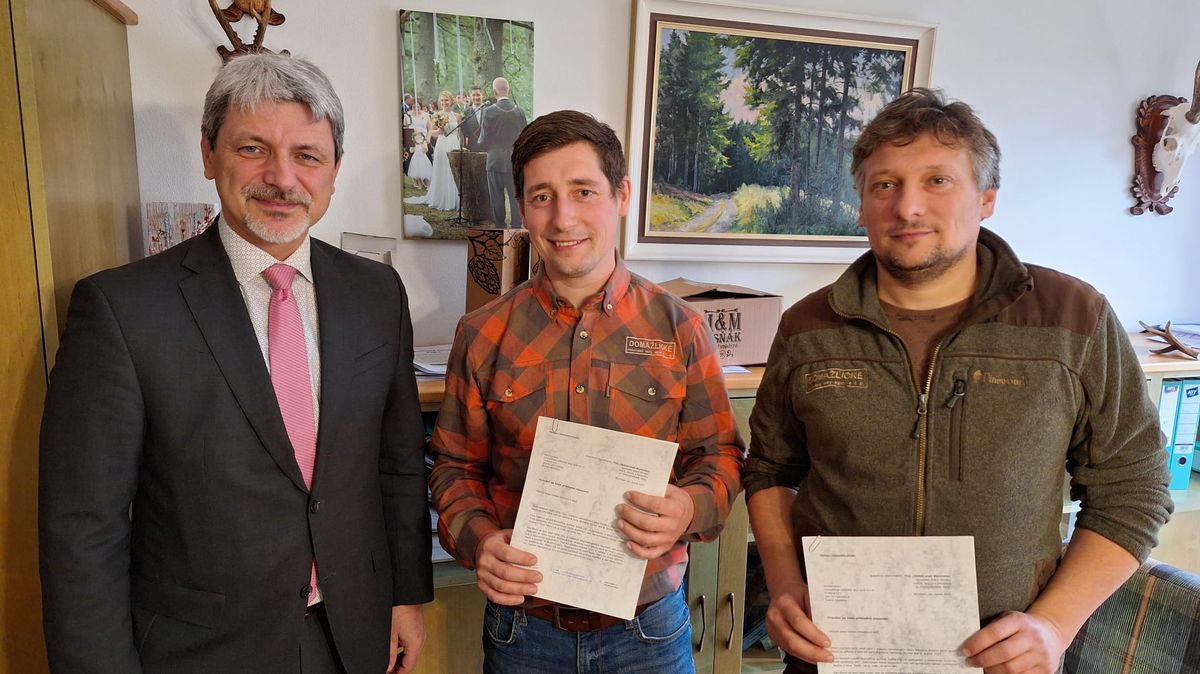 Lesníci z Domažlic zachránili ztraceného seniora. Pochválil je německý ministr