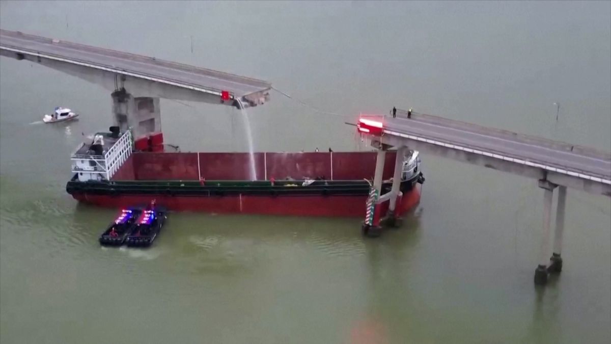 Nákladní loď v Číně rozpůlila most, auta a autobus skončily v řece
