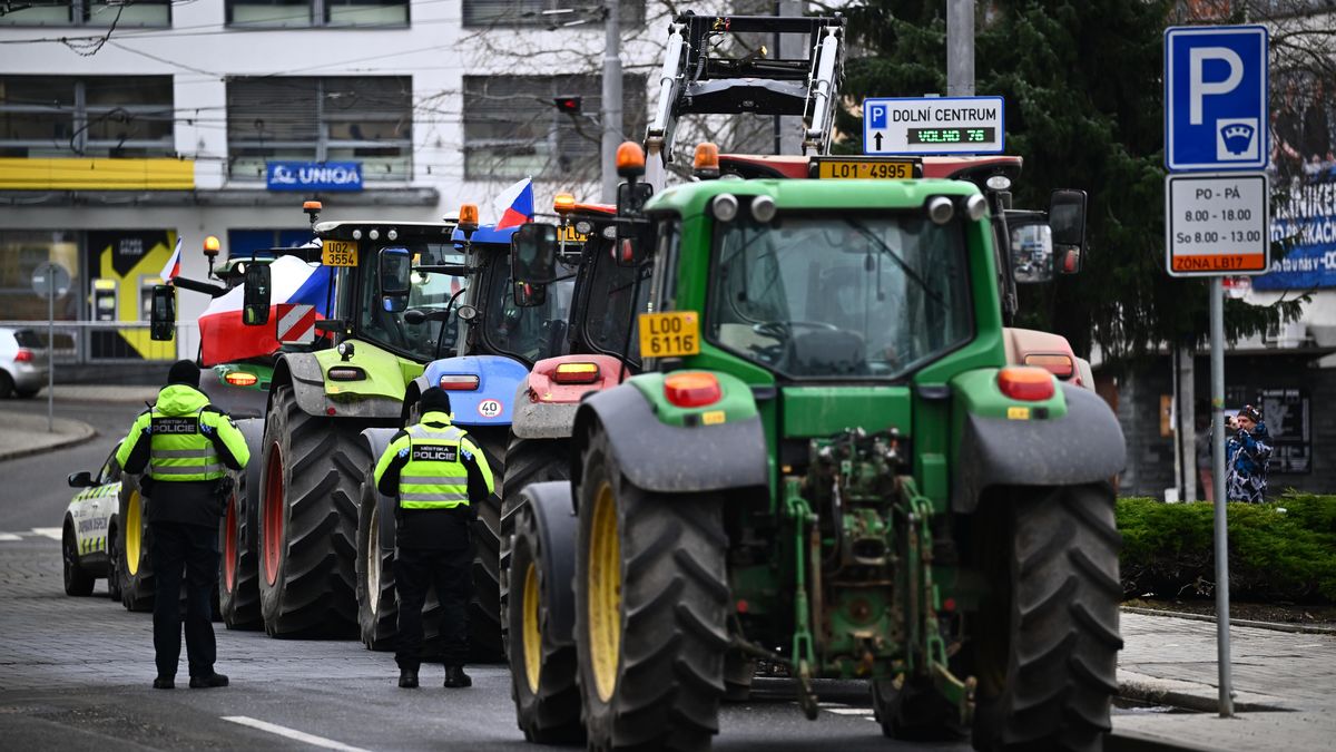 Část nespokojených zemědělců chce zablokovat Prahu s tisícovkou traktorů. Další se distancují