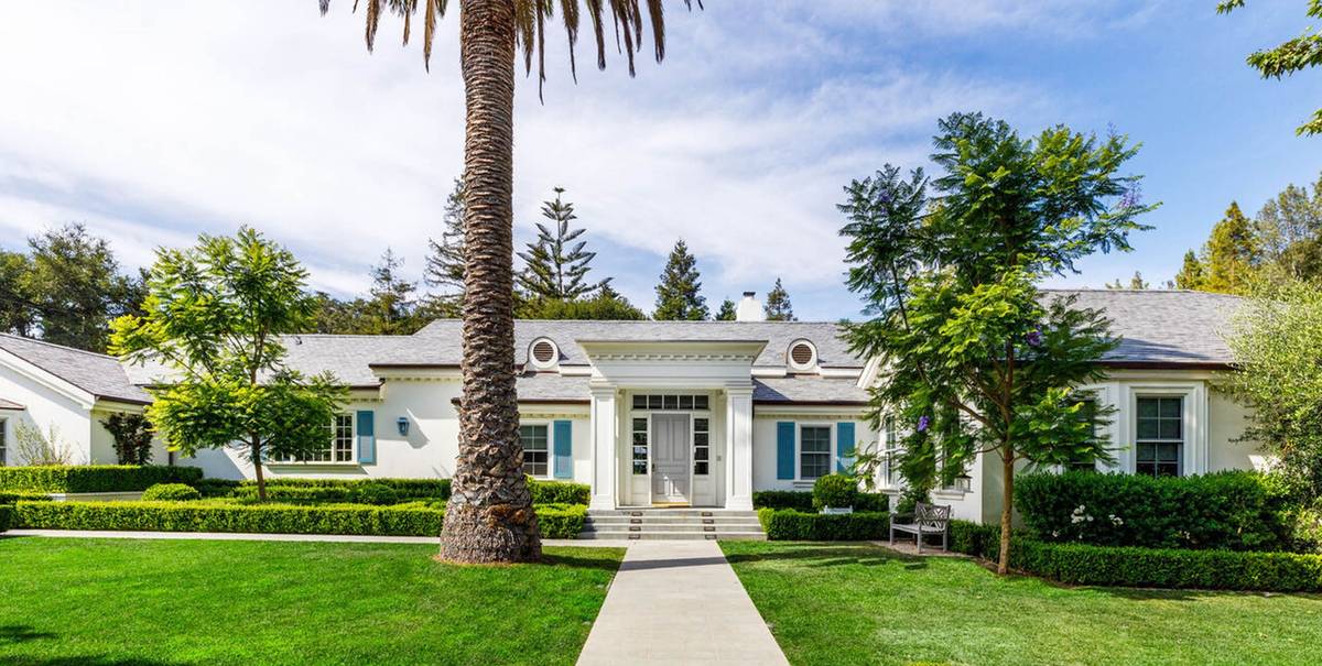 Vstup do domu lemuje dvojice sloupů