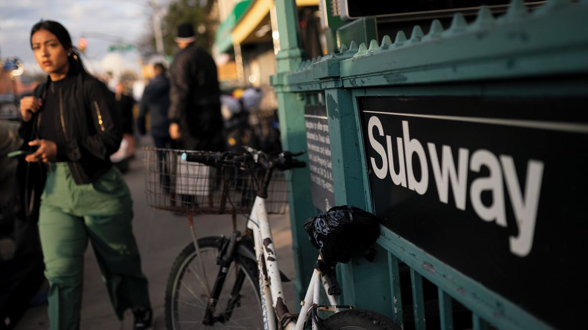Při střelbě v newyorském metru zemřel člověk, pět lidí bylo zraněno