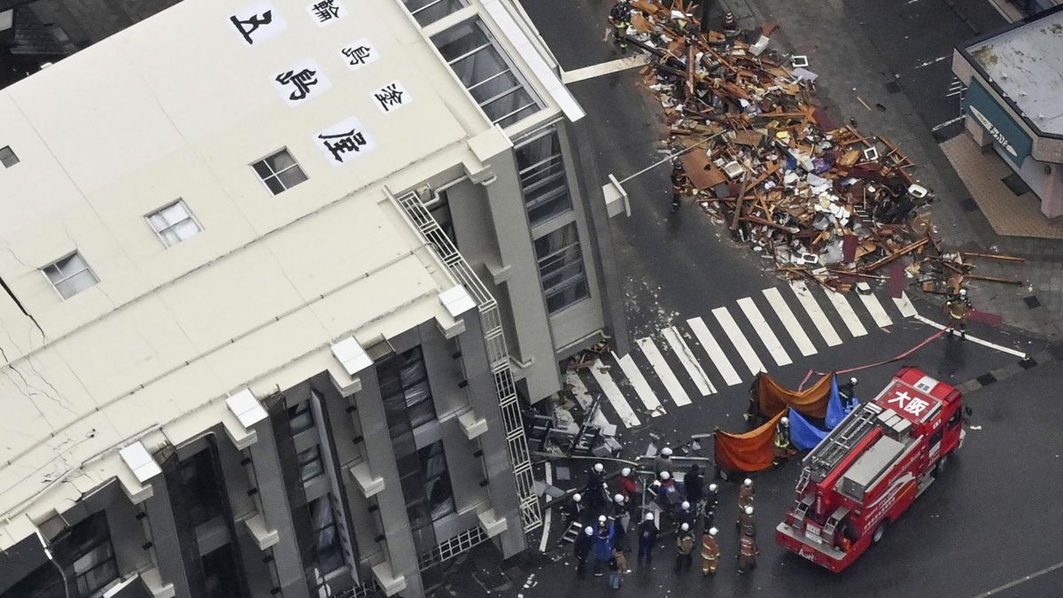 FOTO: Domy vyvrácené ze základů a půlmetrové pukliny v silnici. Takové jsou následky zemětřesení v Japonsku