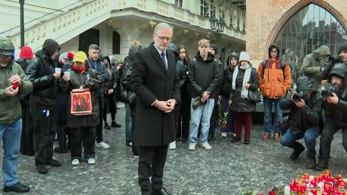 Davy lidí se scházejí u piety před Karolinem