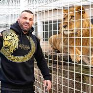 Vémola miluje exotická zvířata. O lvy se sám stará. „Beru to tak, že kdybych se o ně neuměl postarat, tak si ta zvířata nezasloužím,“ říká.