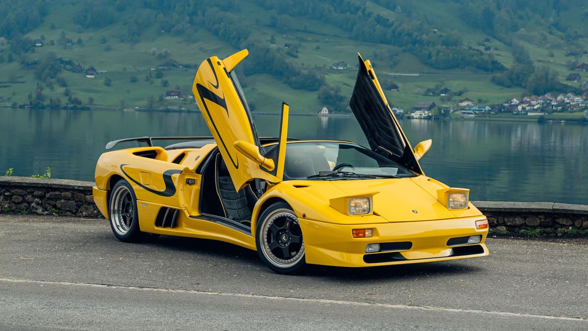 Do aukce míří jedno ze dvou vyrobených Lamborghini Diablo SV Roadster
