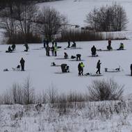 Lov na dírkách přilákal na bývalé koupalište Hotelu Všemina desítky rybářů.   