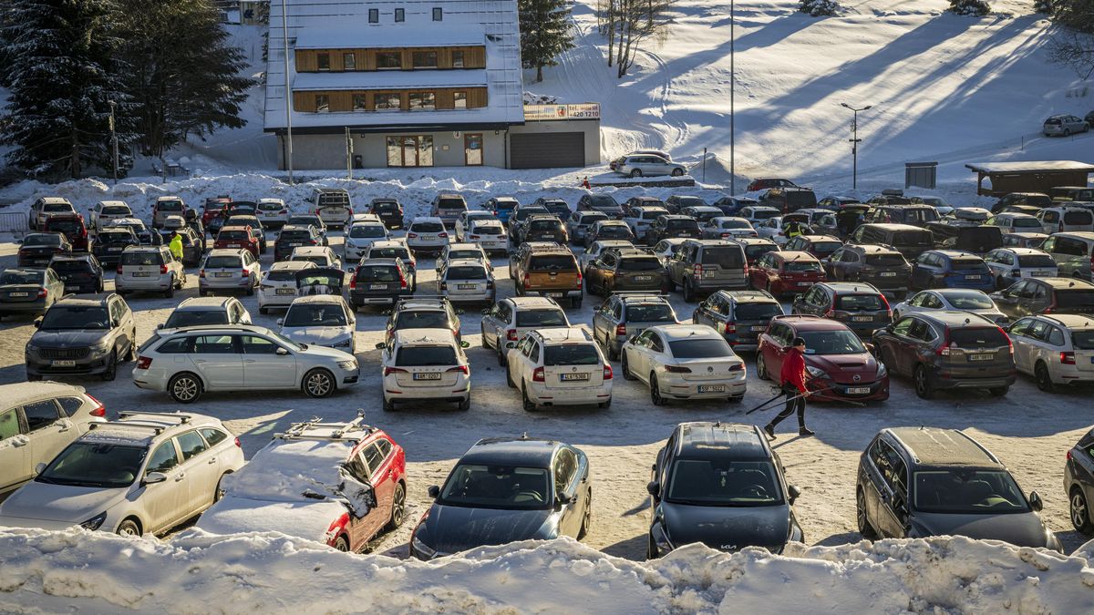 Parkoviště v Bedřichově zaplavili lyžaři, policie uzavřela příjezdy do města