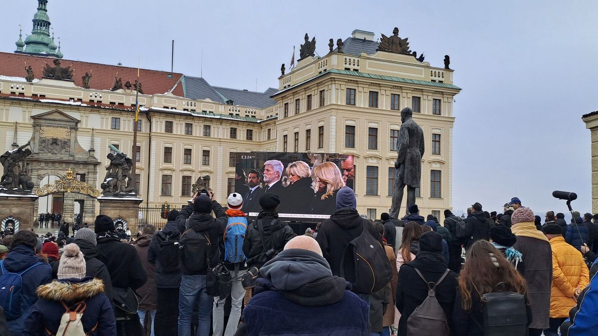 Lidé se loučili se Schwarzenbergem na Hradčanském náměstí