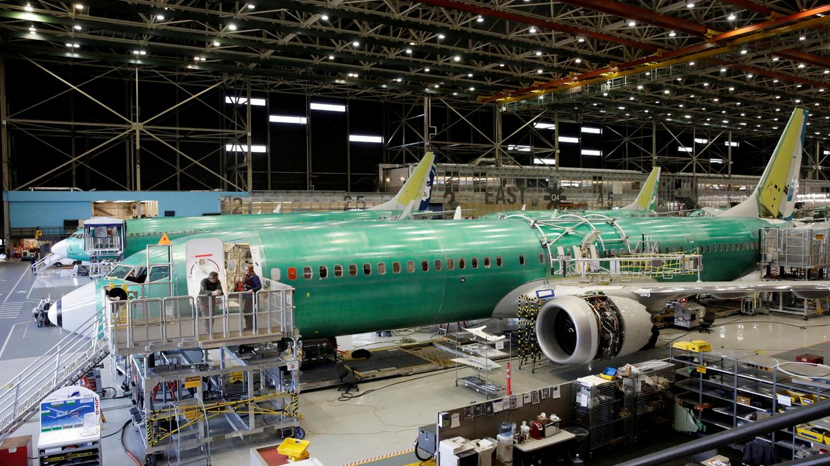 Aerolinky Alaska chtějí po Boeingu za utržený panel odškodné 3,4 miliardy