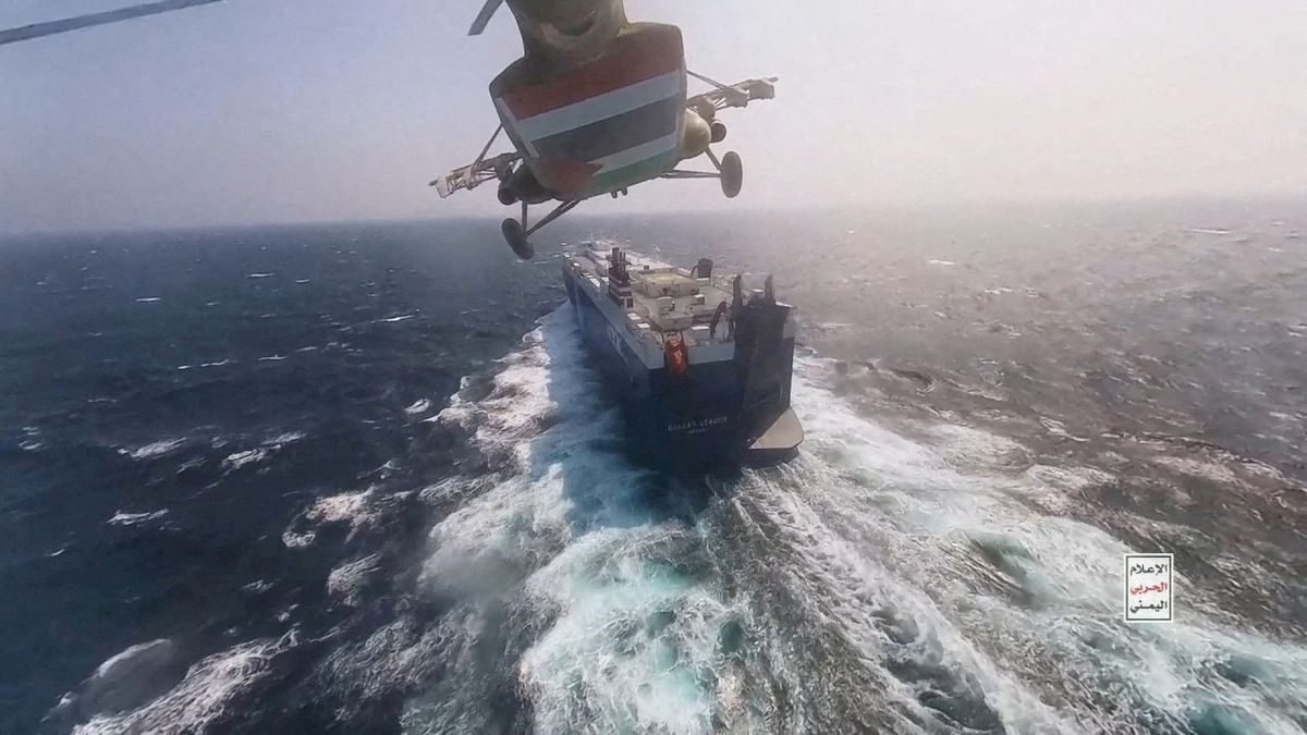 Nákladní loď nedaleko indického pobřeží zasáhl dron, požár se podařilo uhasit
