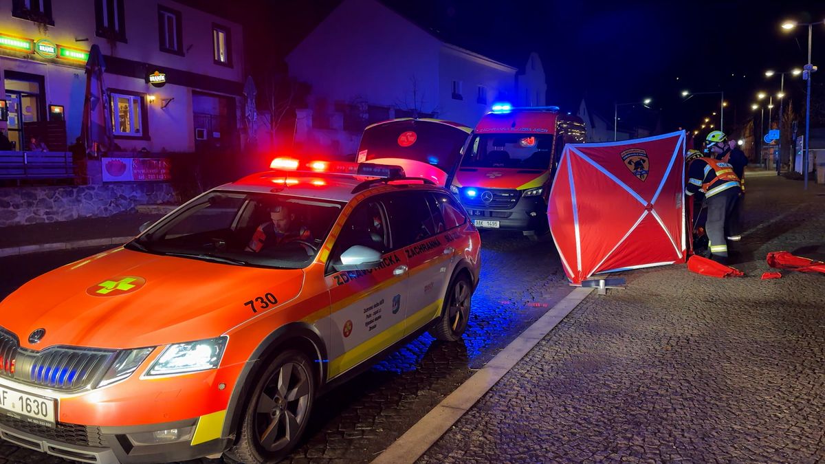 Tragická srážka auta s chodcem u Prahy. Muž byl na místě mrtvý