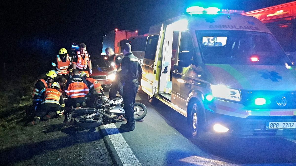 Motorkář srazil na Plzeňsku divočáka a utrpěl středně těžká zranění