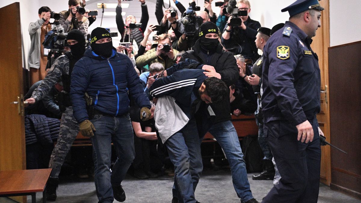 Otec čtyř dětí i sotva dospělý mladík. Kdo jsou obvinění z masakru u Moskvy