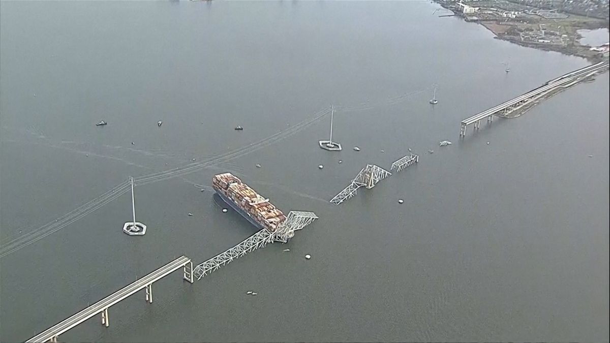 Letecké záběry zříceného mostu v Baltimoru