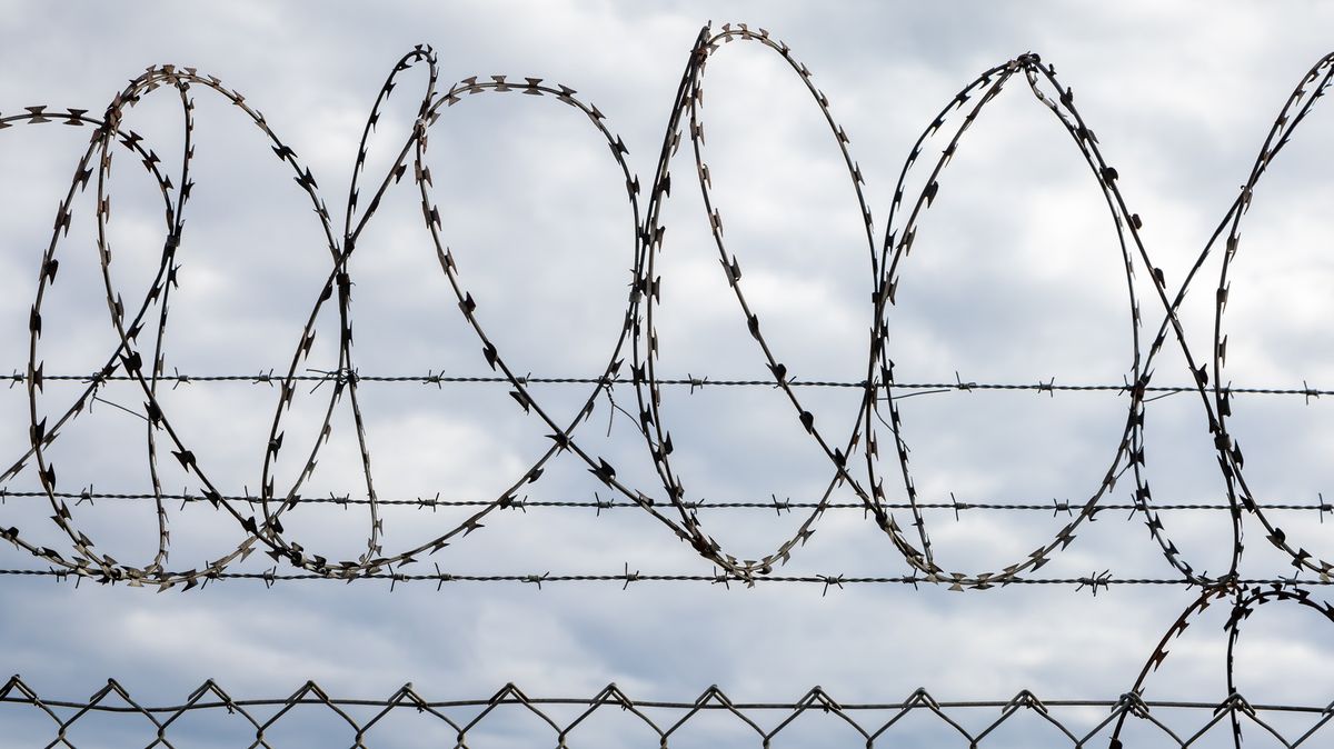 Berlínská koupaliště instalují na ploty ostnaté dráty
