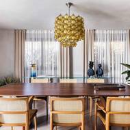 Také jídelní zóna je zařízena jako součást džungle, vévodí jí lustr připomínající ananas